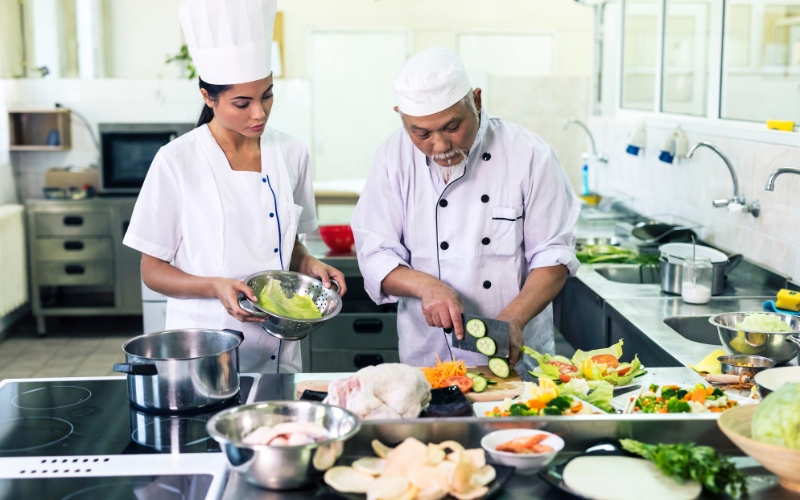 Học phí Trung cấp ngành Nấu ăn vừa học vừa làm bao gồm những gì?