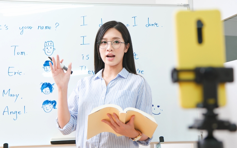 Đối tượng nào nên học Văn bằng 2 Cao đẳng Tiếng Anh?