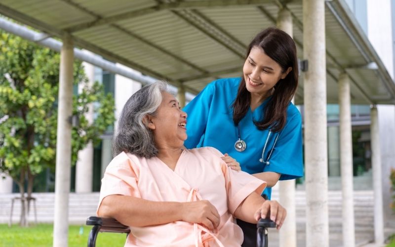 Khi có kinh nghiệm, thu nhập của Cao đẳng ngành Điều dưỡng sẽ như thế nào?