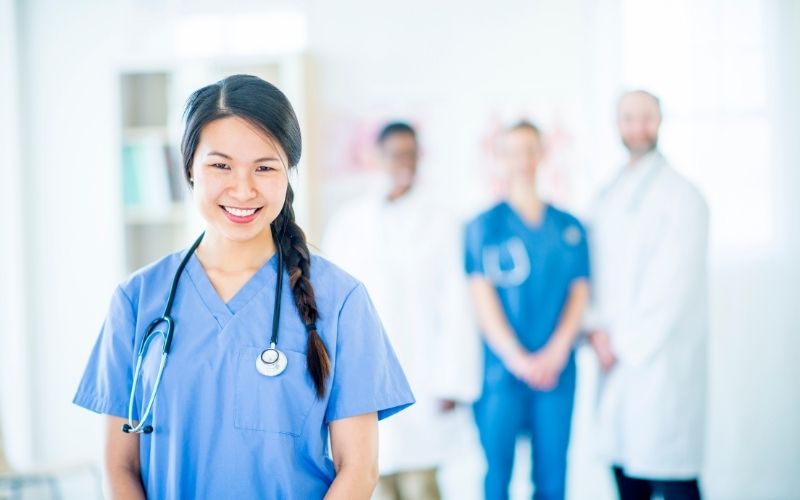 Mới ra trường, thu nhập của Cao đẳng ngành Điều dưỡng có cao không?