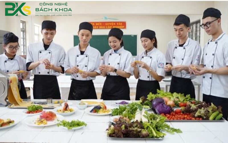 Có nên học Trung cấp Kỹ thuật chế biến món ăn không?