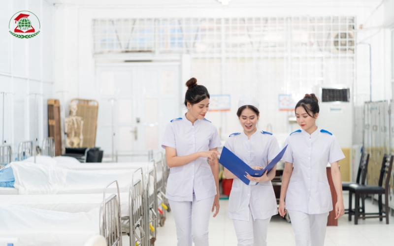 Học Trung cấp Điều dưỡng vừa học vừa làm có khó không?