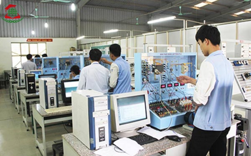 Học phí Cao đẳng Điện tử công nghiệp có cao không?