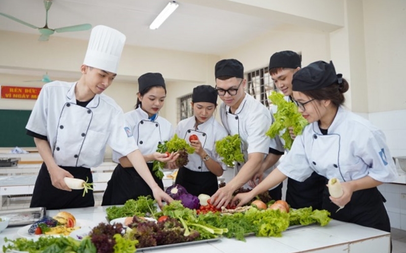 Học Trung cấp Kỹ thuật chế biến món ăn Online ra trường làm gì?