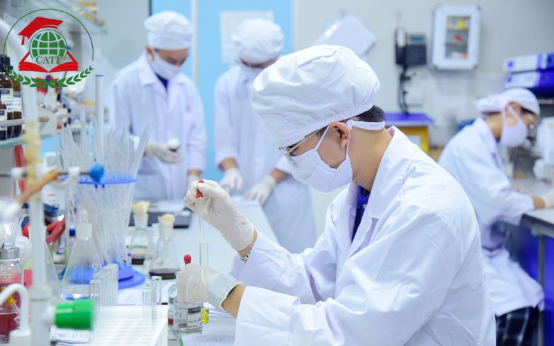 Người chuyển ngành và đi làm có phù hợp khi học Trung cấp dược On;ine không?