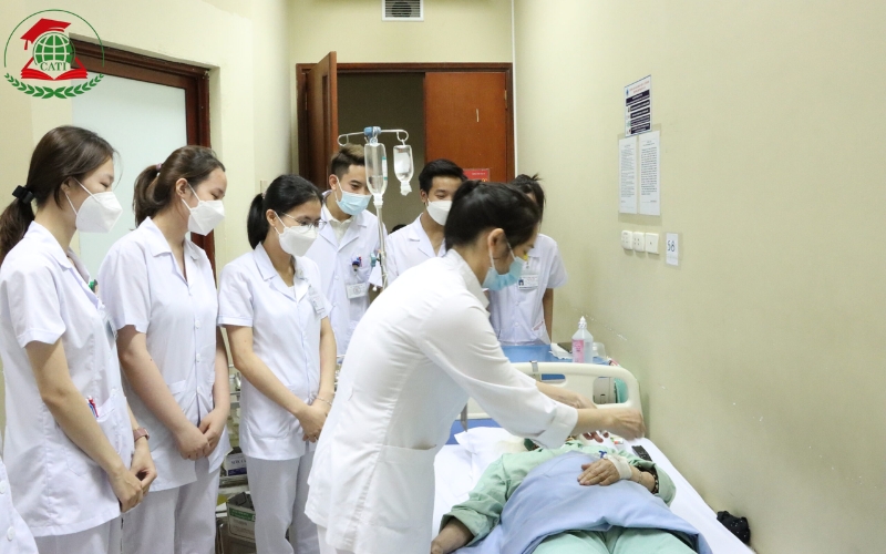 Thời gian học Trung cấp Y sĩ có phù hợp với người đi làm không?