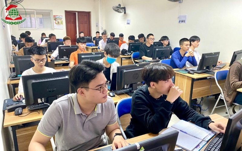 Học phí Trung cấp Công nghệ Thông tin chính quy?