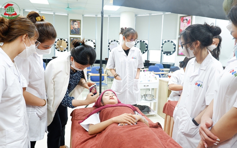 Tại sao nên chọn trường đào tạo Trung cấp Chăm sóc sắc đẹp?