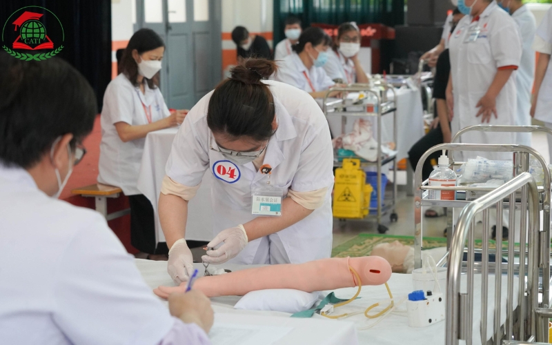 Ai phù hợp với Văn bằng 2 Trung cấp Điều dưỡng hệ Từ xa?