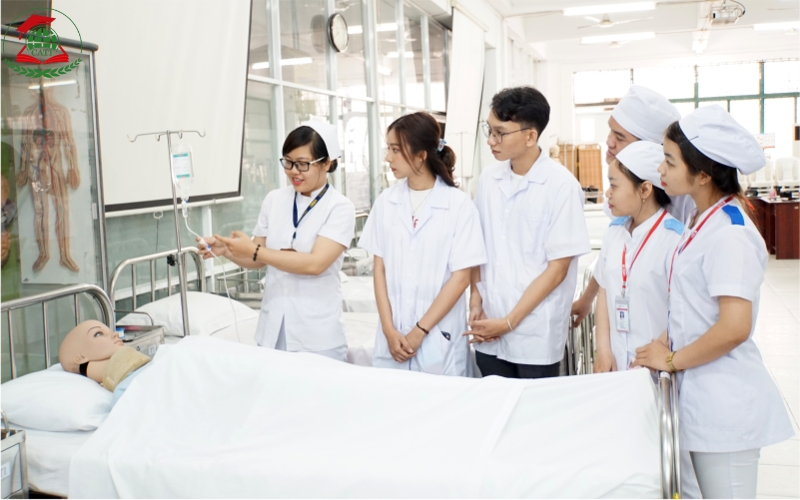 Điều kiện đăng ký Trung cấp Điều dưỡng học cuối tuần có khó không?