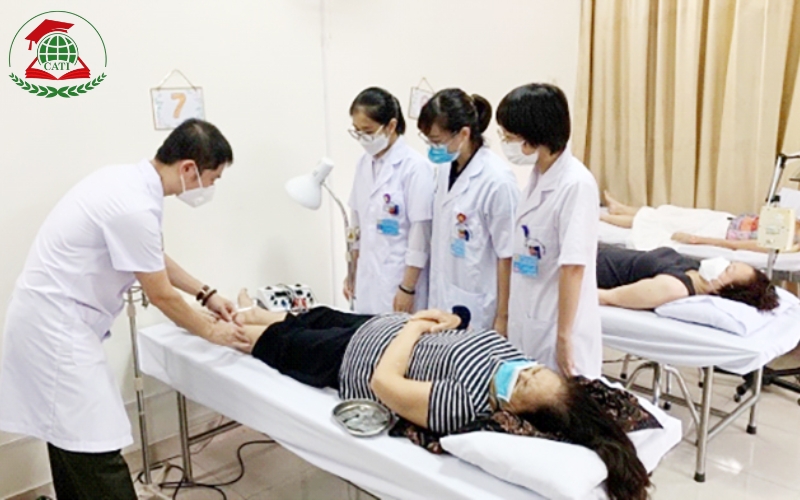 Học phí Trung cấp Y học cổ truyền học cuối tuần có cao không?