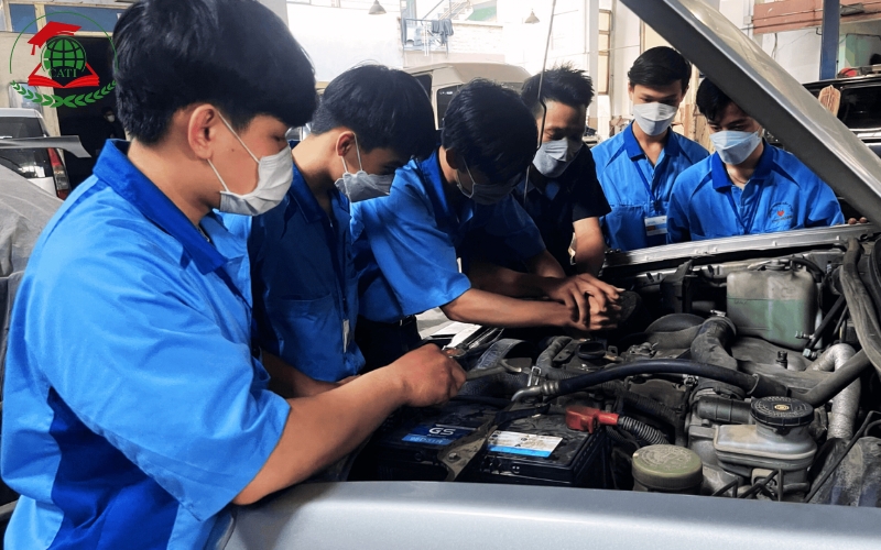 Học Trung cấp Công nghệ ô tô ra trường làm công việc gì?