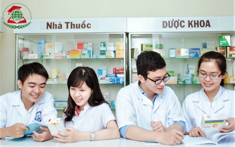 Vì sao nhiều người đi làm lựa chọn học Trung cấp Dược sĩ học cuối tuần?