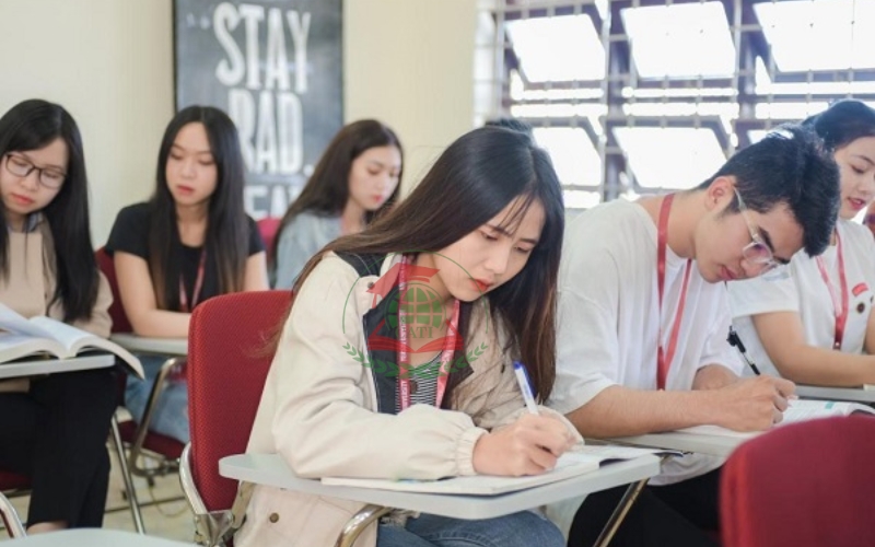 Ai có thể đăng ký học Trung cấp Ngôn ngữ Anh học trực tuyến?