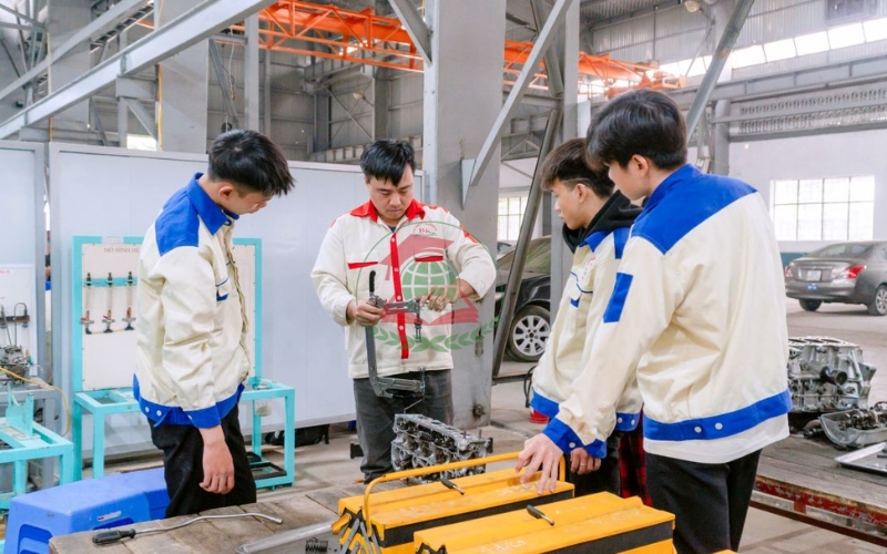 Người mới bắt đầu học Trung cấp ngành Ô tô sẽ học gì?