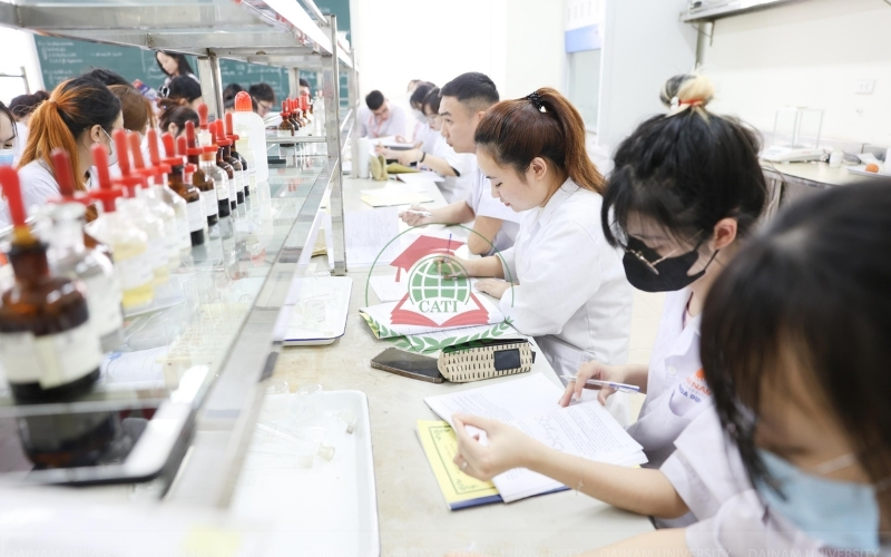 Thời gian và học phí Trung cấp Dược trực tuyến