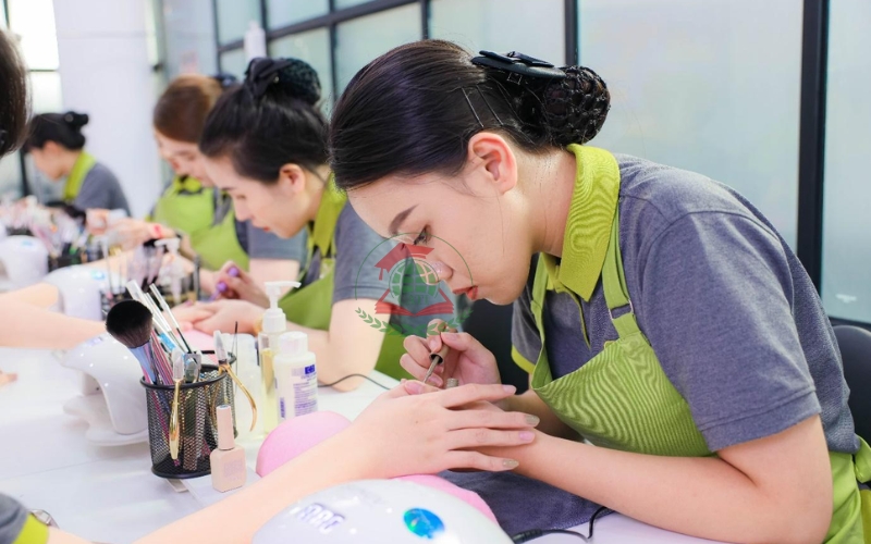 Học Trung cấp Chăm sóc sắc đẹp từ xa có phù hợp với người đang đi làm?